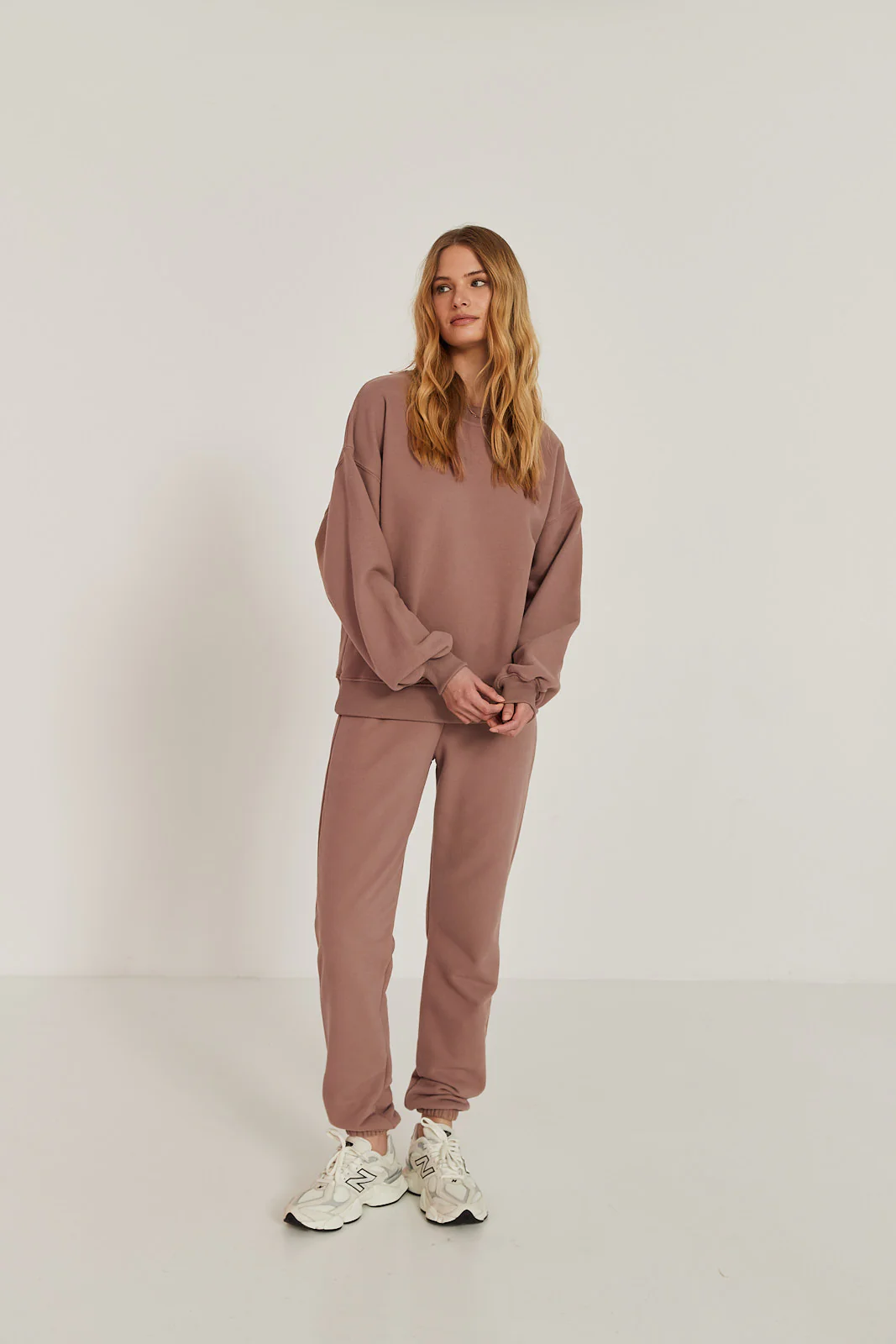 Spodnie dresowe mocca mousse - Image 10