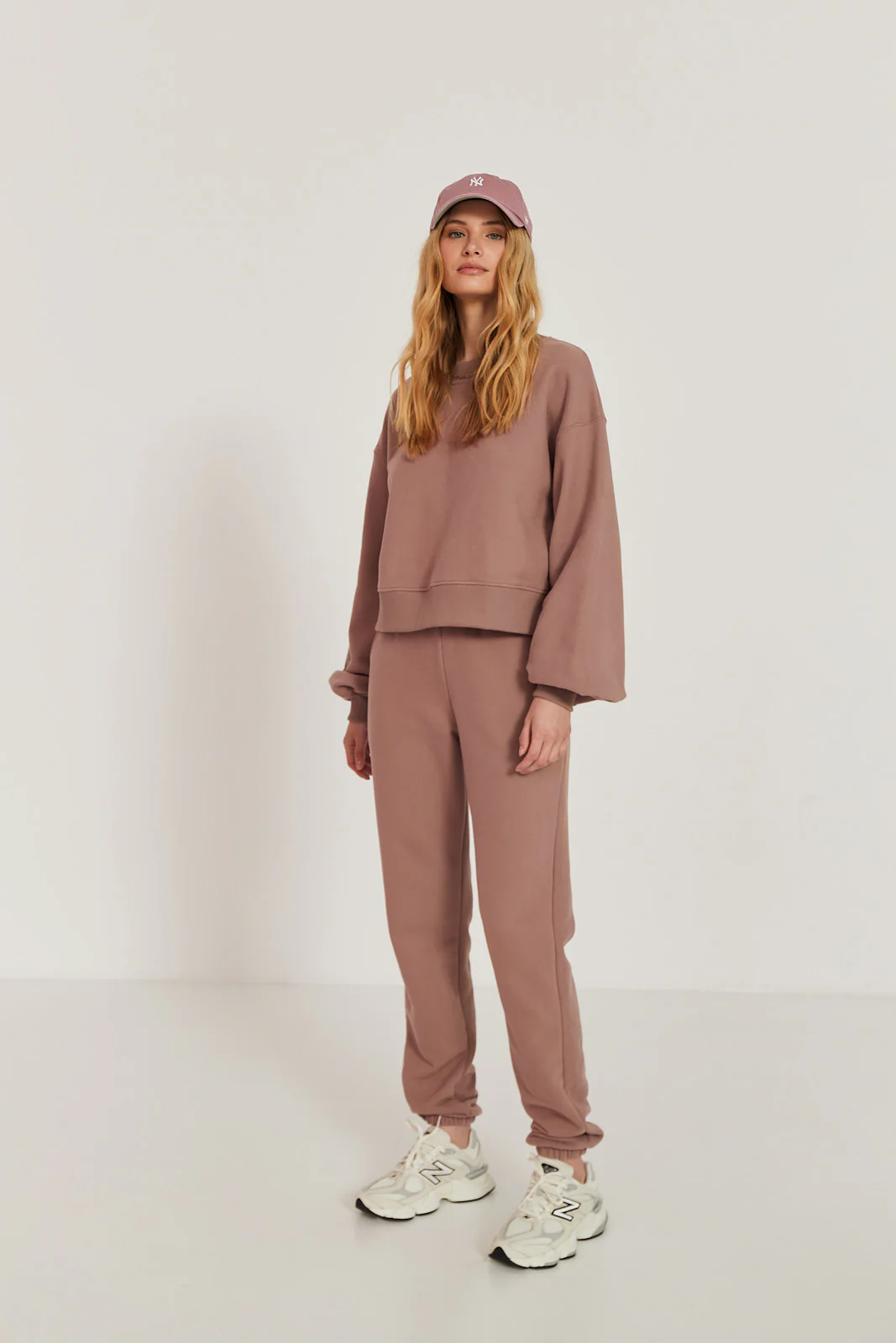 Spodnie dresowe mocca mousse - Image 7